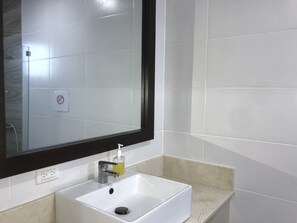 Doccia, asciugamani, sapone, carta igienica