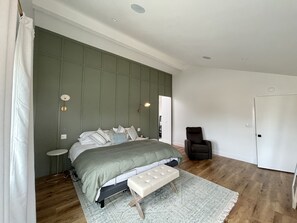 3 bedrooms, desk, travel cot, WiFi
