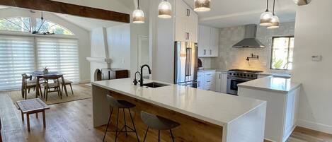 Een koelkast, een eettafel, een keukeneiland