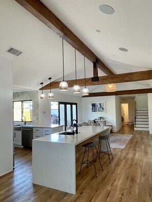 Kjøleskap, spisebord og kjøkkenøyer