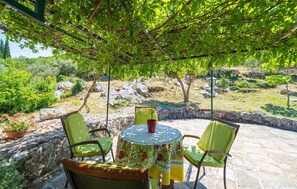 Outdoor dining - Beautiful home in Gruda with WiFi (Gruda)