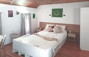 Travel crib, free WiFi, bed sheets