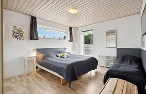 2 bedrooms, travel crib, free WiFi