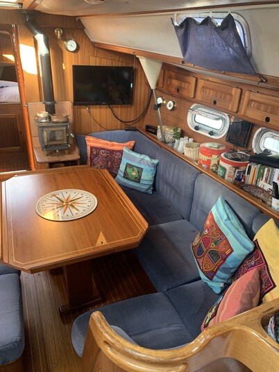 Sailboat in San Blas equipped with all comforts