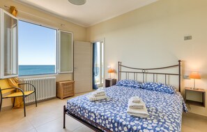 2 bedrooms, travel cot, free WiFi, bed sheets - 2 bedroom awesome home in Cipressa (Cipressa)