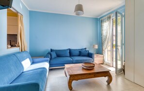Smart TV, fireplace - 2 bedroom awesome home in Cipressa (Cipressa)