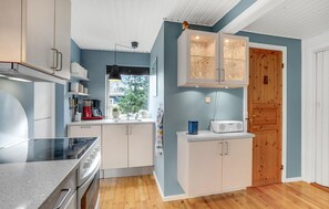 Fridge, oven, stovetop, dishwasher - Nice home in Hals with WiFi (Hals)