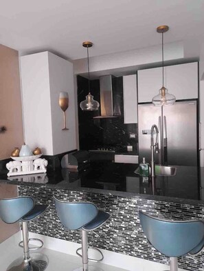 Mikrowelle, Ofen, Wasserkocher mit Kaffee-/Teezubehör, Toaster