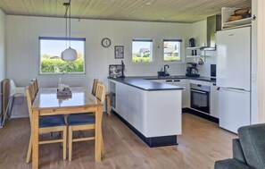 ثلاجة، موقد طهي مسطح، غسالة أطباق، ماكينة لصنع القهوة/الشاي