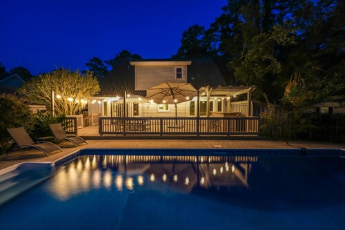 'Authentic Savannah' Oak canopied Street near Wormsloe and local dining