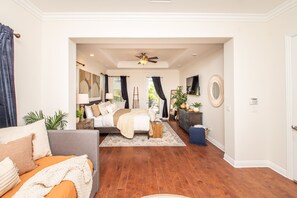 4 chambres, bureau, fer et planche à repasser, lit parapluie