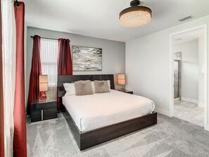 7 dormitoris, planxa i posts de planxar i un bressol de viatge 