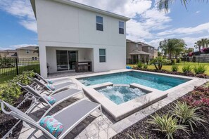 A heated pool - Themed House Close to Disney w/Mario Games Room (Kissimmee)
