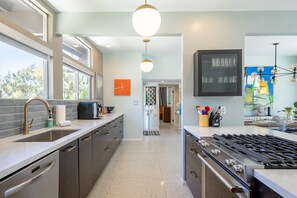 Espressomaschine, Wasserkocher mit Kaffee-/Teezubehör, Kühlschrank