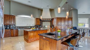 Fridge, microwave, oven, stovetop - Villa del Sol: Heated Pool, B-Ball & Guest House (Tempe)