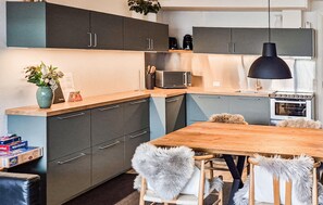 Frigorífico, placa de cocina y cafetera o tetera