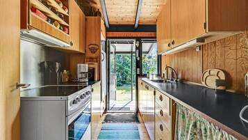 Refrigerador, parrilla de estufa y cafetera y tetera