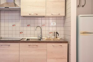Refrigerador, microondas, parrilla de estufa y utensilios de cocina 