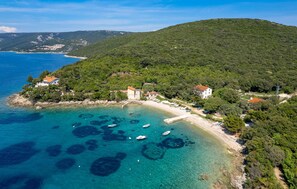 Beach nearby, fishing - 3 bedroom beach front apartment in Cres (Cres)