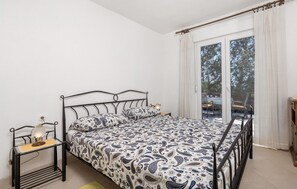 3 bedrooms, free WiFi, bed sheets - 3 bedroom beach front apartment in Cres (Cres)