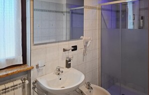 Shower - Stunning home in Bosconero with kitchen (Bosconero)