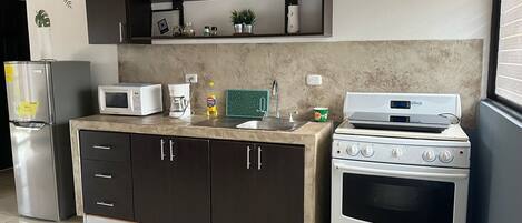 Refrigerador, microondas, placa de cocina, cafetera/tetera