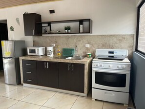 Refrigerador, microondas, parrilla de estufa y cafetera y tetera 