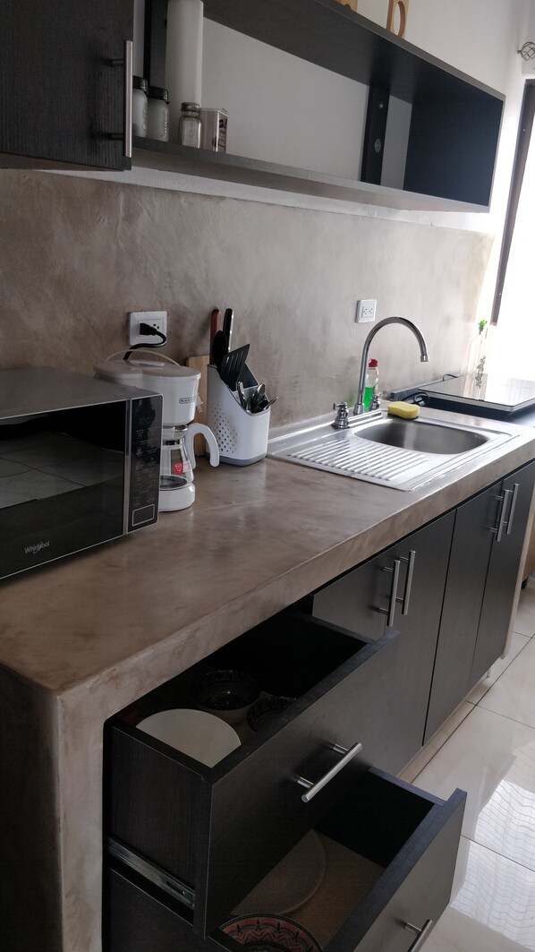 Refrigerador, microondas, parrilla de estufa y cafetera y tetera 