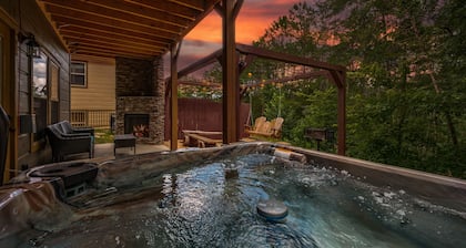 ★Modern★ Family Friendly Cabin in Pigeon Forge - Hot Tub Game Room Fire Pit