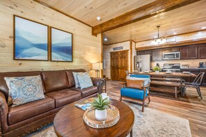 Smart TV, fireplace, video games, books - ★Modern★ Family Friendly Cabin in Pigeon Forge - Hot Tub Game Room Fire Pit (Pigeon Forge)