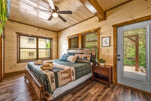 3 bedrooms, in-room safe, desk, iron/ironing board - ★Modern★ Family Friendly Cabin in Pigeon Forge - Hot Tub Game Room Fire Pit (Pigeon Forge)