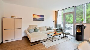Una sala de estar moderna con sofá, mesa de centro y chimenea.