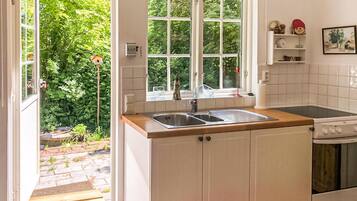 Fridge, oven, stovetop, coffee/tea maker