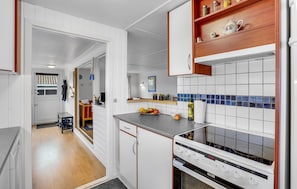 Køleskab, mikrobølgeovn, ovn, kogeplade