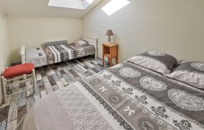 1 chambre, lit parapluie, Wi-Fi gratuit, draps fournis