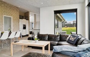 Smart-tv, pejs, bordtennisbord