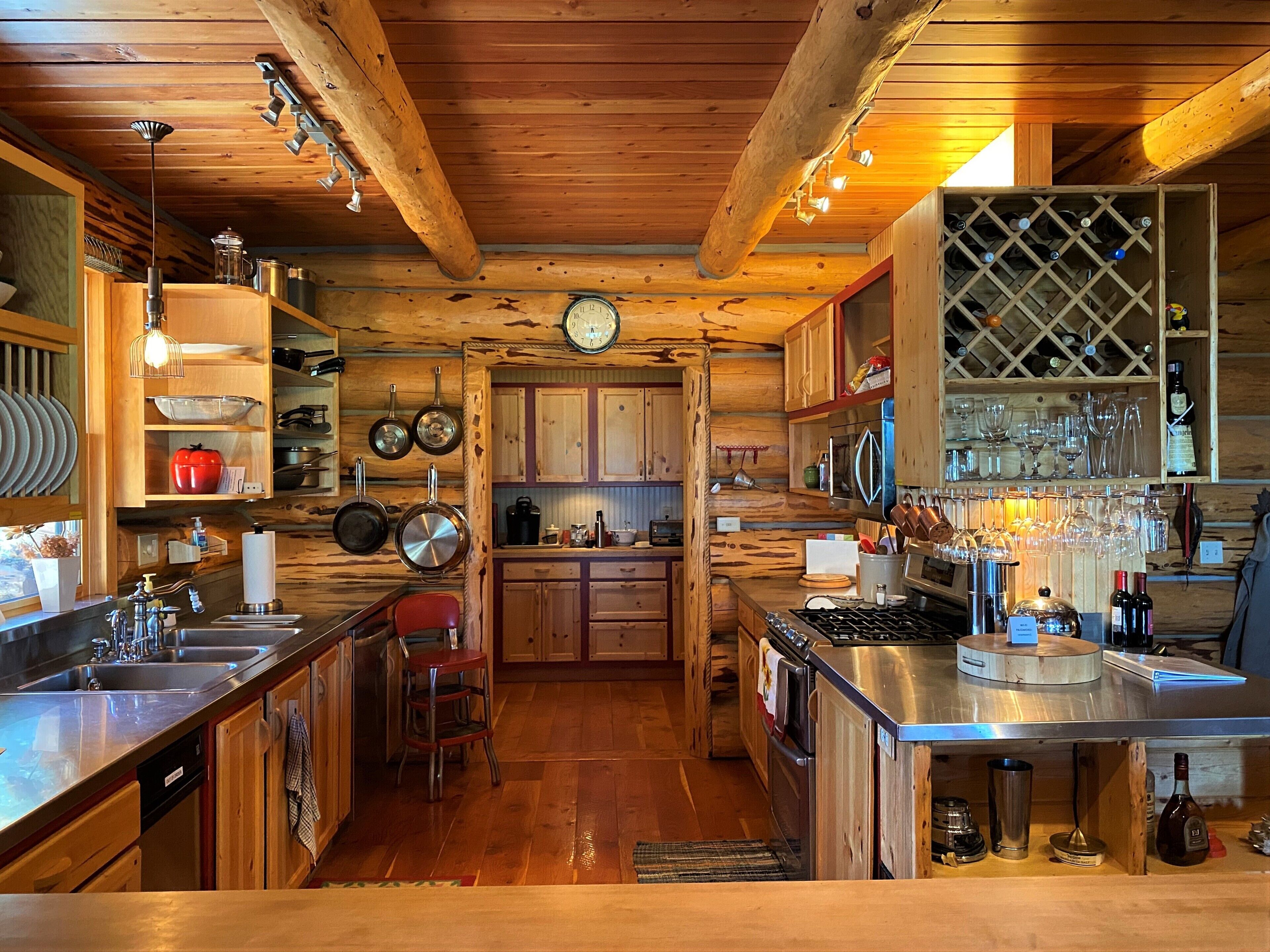 Gorgeous Unique log home at Canyon Ferry Lake - Pet Friendly!