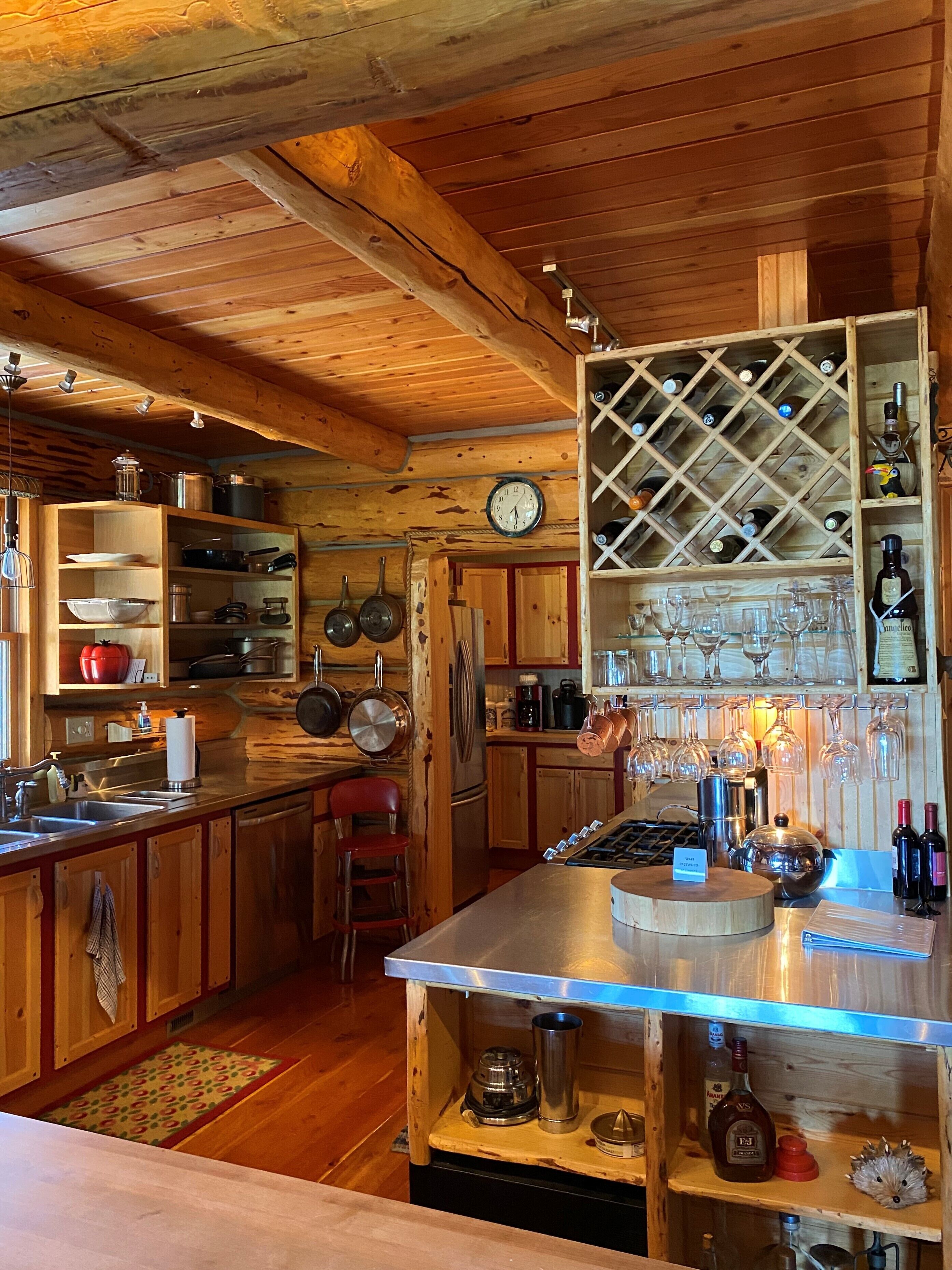Gorgeous Unique log home at Canyon Ferry Lake - Pet Friendly!