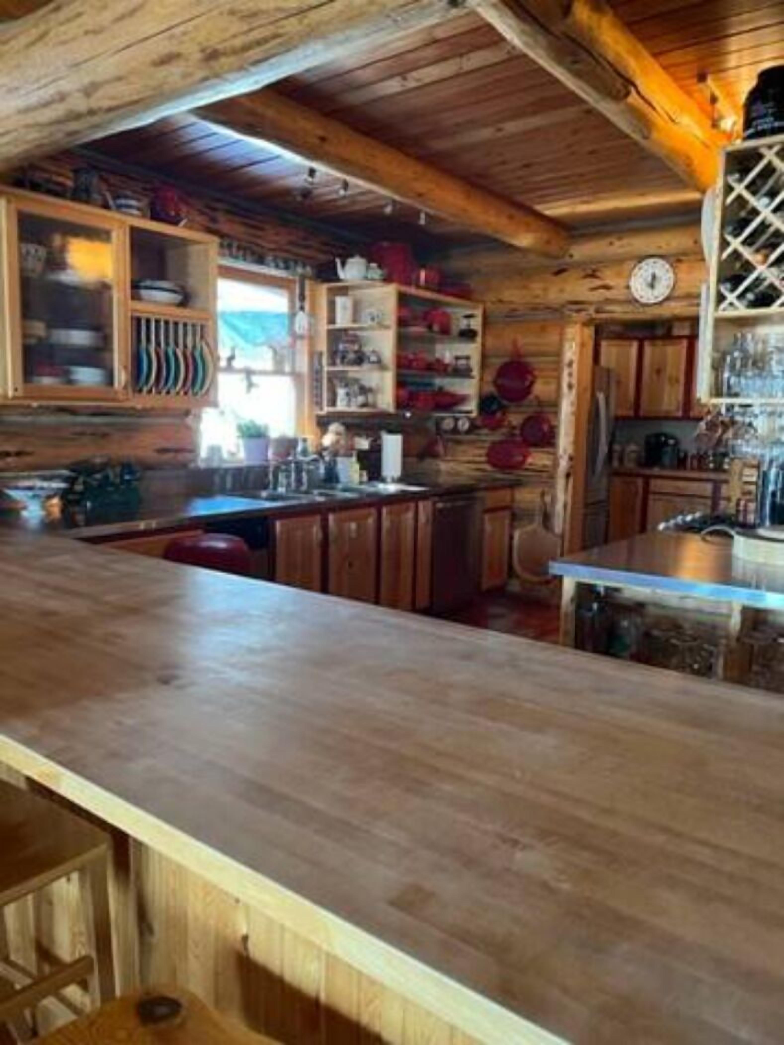 Gorgeous Unique log home at Canyon Ferry Lake - Pet Friendly!