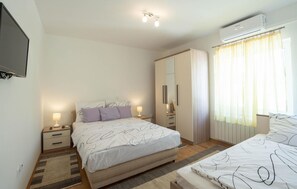 3 bedrooms, travel crib, free WiFi, bed sheets