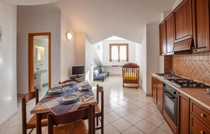 Refrigerador, placa de cocina, utensilios de cocina