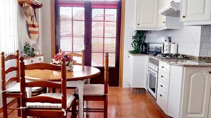 Fridge, microwave, oven, stovetop - Beautiful apartment 5' drive from the beach and the mountains. (Moaña)