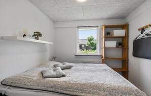 3 bedrooms, travel crib, free WiFi - Nice home in Tarm with kitchen (Tarm)