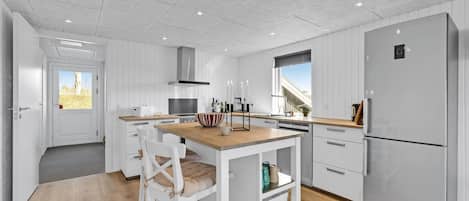 Køleskab, opvaskemaskine, kaffe-/temaskine