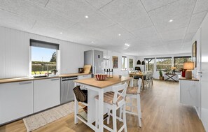 ثلاجة، غسالة أطباق، ماكينة لصنع القهوة/الشاي