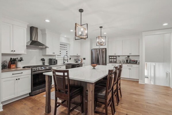 Fridge, microwave, oven, stovetop - East Nashville Home Just Minutes to Downtown! EARLY CHECK-IN available (Nashville)