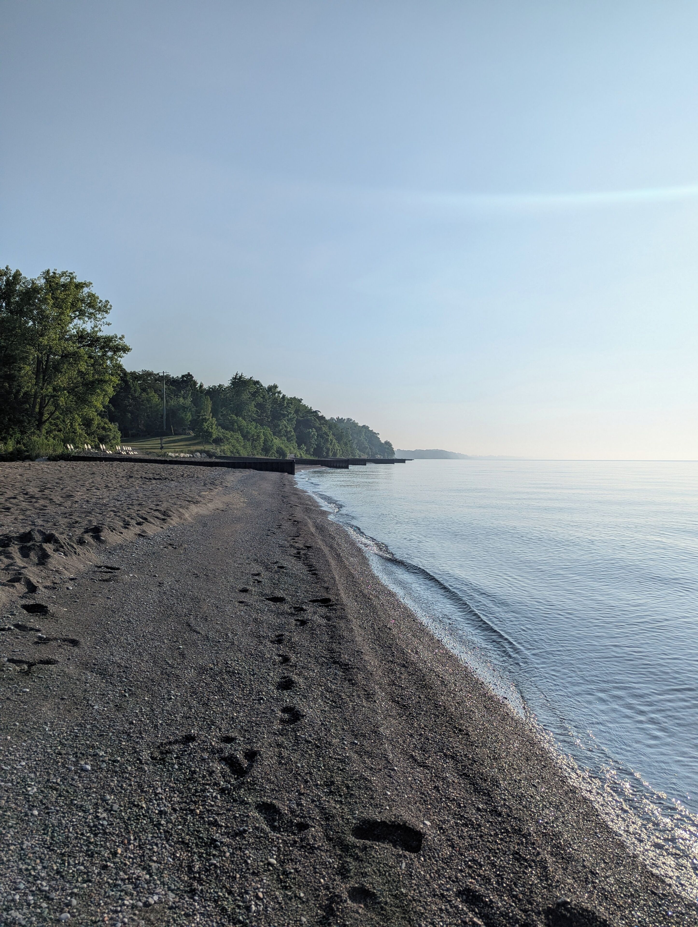 Ranta lähistöllä, aurinkotuoleja, rantapyyhkeitä