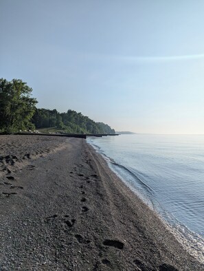 Perto da praia, espreguiçadeiras, toalhas de praia
