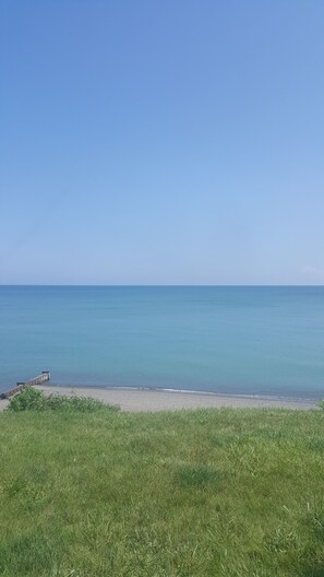 Beach nearby, sun-loungers, beach towels