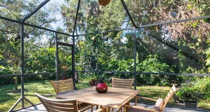 Island Cottage: A Short Walk to the Beach